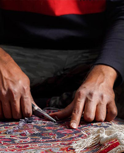 رفو گری قالی در قالیشویی شهر زیبا